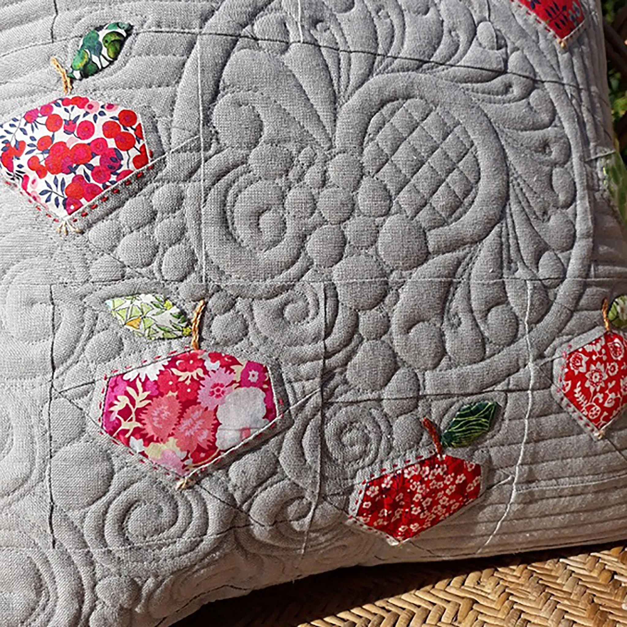 Apple Wreath Pillow AC-NC002ENe - Downloadable Pattern